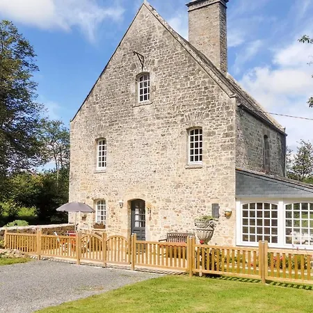 In With Kitchenette * Auxais